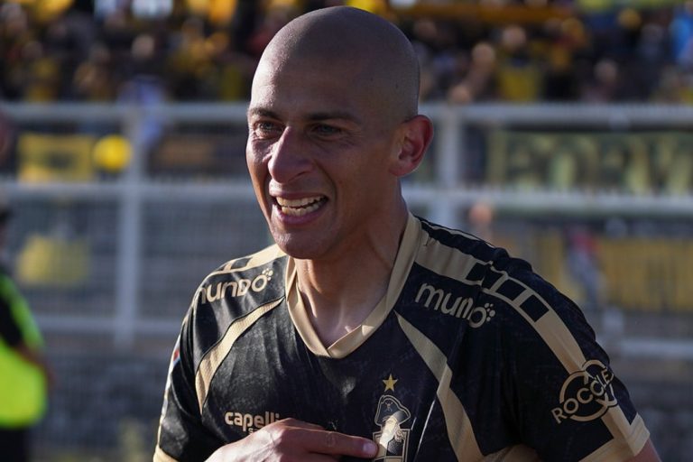 Alejandro Camargo celebró su gol con el que Coquimbo Unido tuvo su sábado gigante venciendo a Palestino