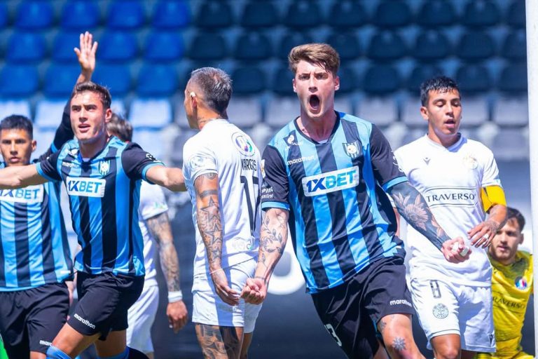 Santiago Silva celebra su gol con el que Huachipato obtuvo la victoria ante Audax