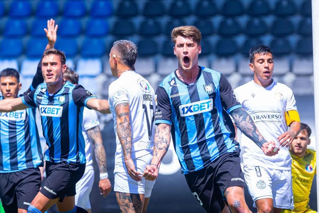 Santiago Silva celebra su gol con el que Huachipato obtuvo la victoria ante Audax