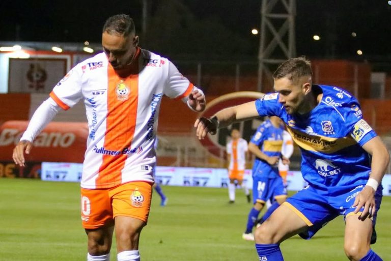 Disputa de balón en el partido donde Everton le superó a Cobresal en la altitud