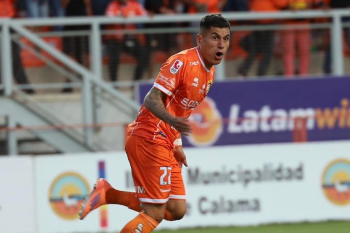 Álvaro Delgado celebró el 2-2 que empató el global. Cobreloa superó por penales a Wanderers.