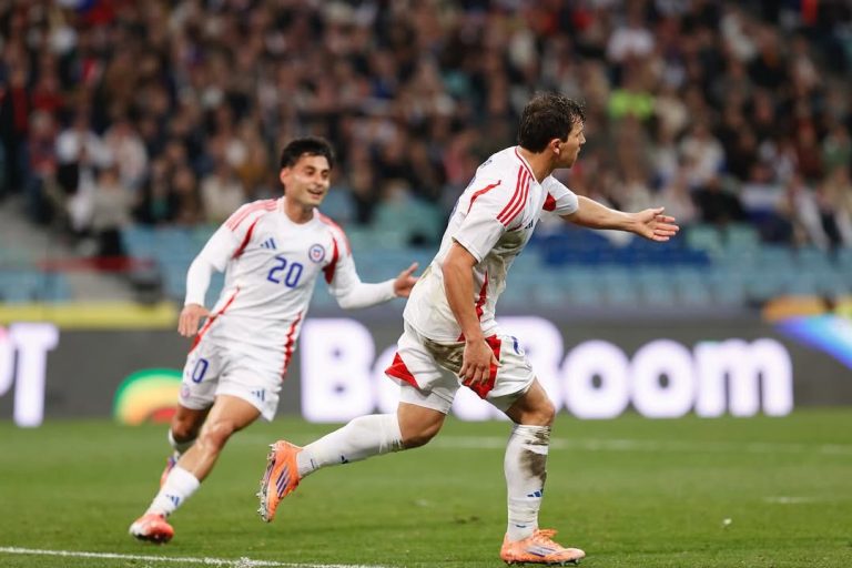 Gonzalo Tapia celebra su primer gol con el que Chile ganó su segundo amistoso consecutivo