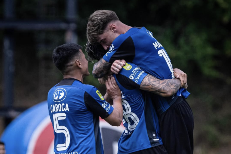 Renzo Malanca celebrando su gol con el que Huachipato superó a la U. de Chile en Talcahuano