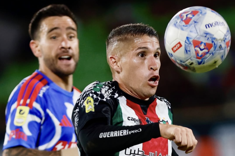 En la imagen, Gonzalo Tapia disputando un balón con Matías Zaldivia en el partido donde Palestino empató sin goles ante la "U".