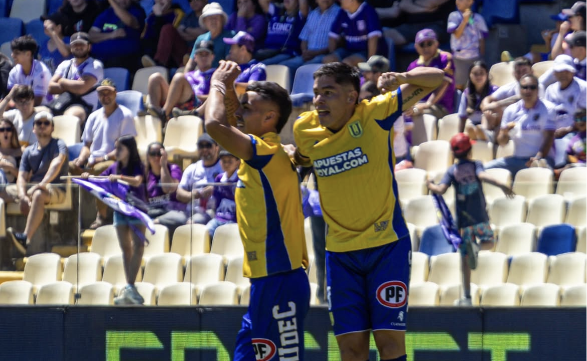Cristhofer Mesías celebró su primer gol con la Universidad de Concepción, tanto con el que el Campanil venció al León de Collao