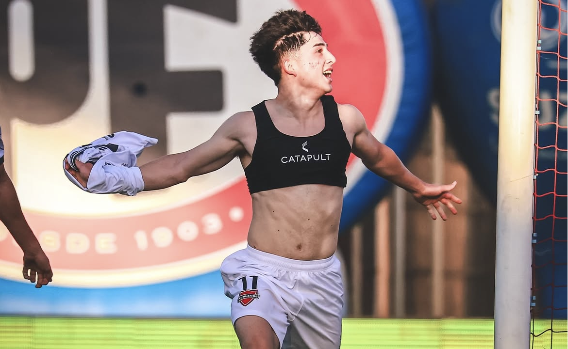 Lucas Molina celebró el gol con el que Ñublense derrotó a domicilio a La Calera.