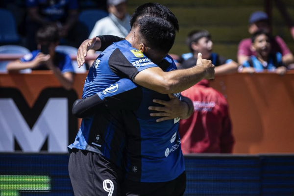 Lionel Altamirano celebró su gol con el que Huachipato quedó líder tras batir a Palestino.