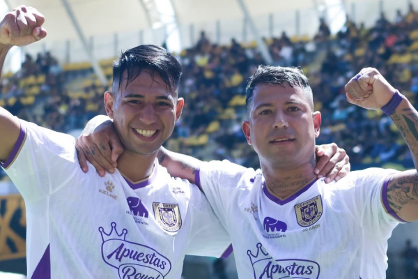 Leonardo Valencia (a la derecha) autor del único gol del partido celebrando con Ángel Gillard (a la izquierda). Concepción le quitó el invicto de local a Coquimbo.