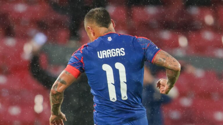 Eduardo Vargas marcó el 2 a 2 con el que Universidad de Chile empató con La Serena en el Nacional.