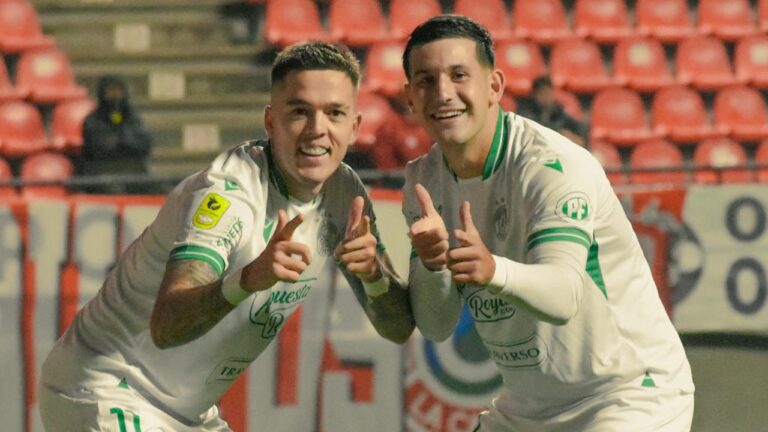 Franco Troyansky, a la izquierda, anotó el único gol con el que Audax derrotó de visitante a La Calera.