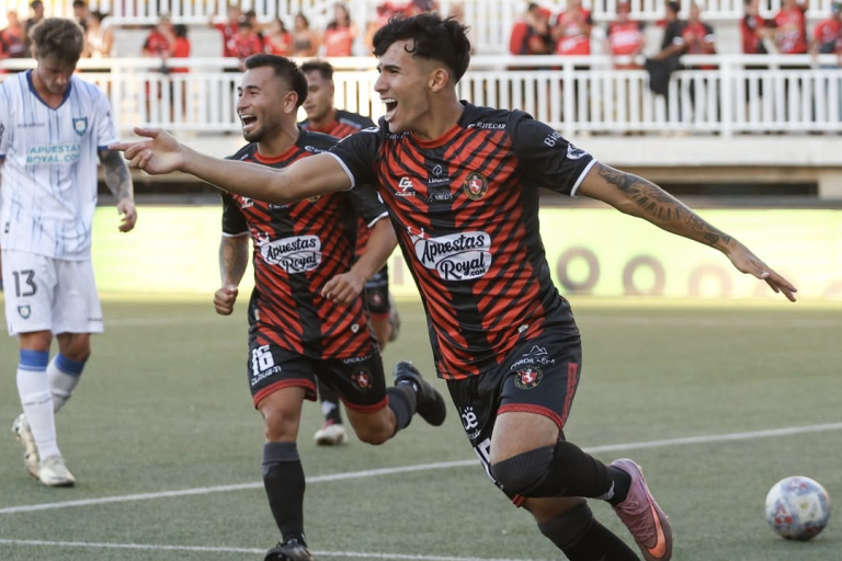 Vicente Álvarez anotó su primer gol de la temporada y el tercero con el que Limache aplastó a Huachipato.