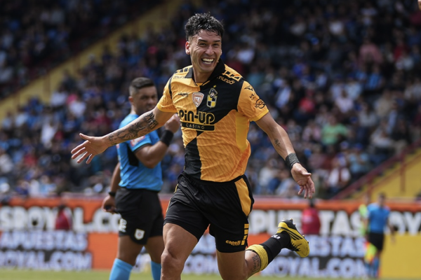 Alejandro Azócar convirtió uno de los goles con el que Coquimbo regresó al triunfo ante Huachipato.