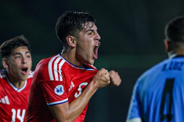 Lucas López metió su gol al 90+4' en el compromiso donde Chile y Uruguay empataron en el debut.
