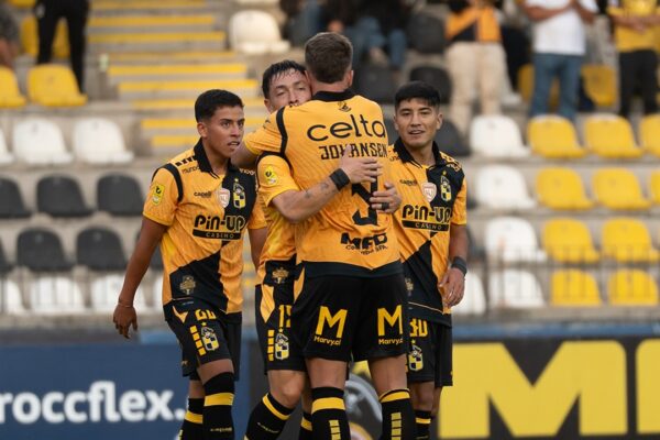 Cristian Zavala y Nicolás Johansen (abrazados) fueron parte del marcador donde Coquimbo batió de local a Cobresal.